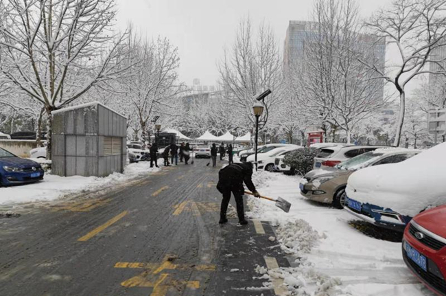 干部職工齊上陣，掃雪除冰暖民心！市住建局積極開(kāi)展掃雪除冰活動(dòng)